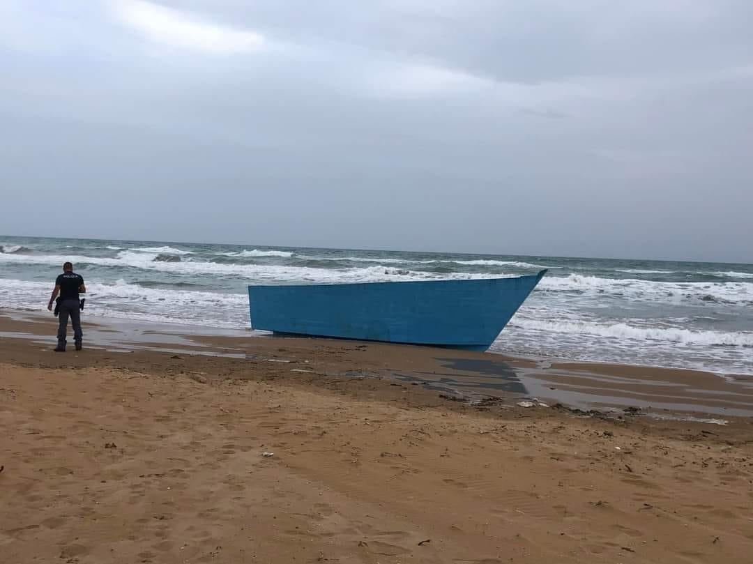 Ennesimo sbarco fantasma a Triscina, barchino arenato più grande e in legno