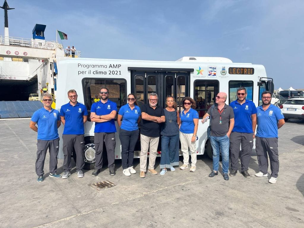 A Favignana nuovo bus elettrico per studenti, centralina di ricarica già vandalizzata (INTERVISTA)