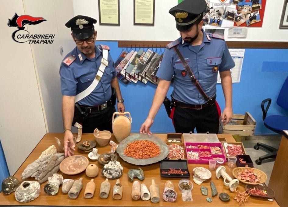 Corallo e manufatti archeologici in casa, denunciati tre fratelli ericini