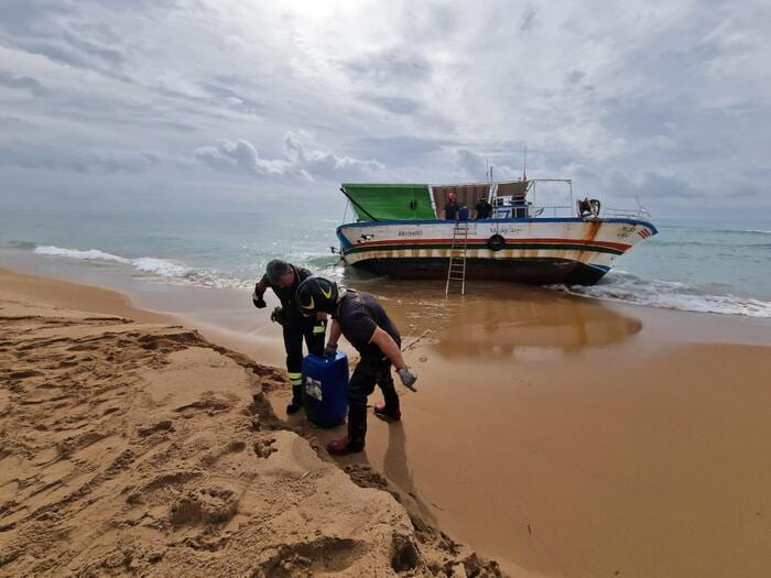 Tragedia in mare a Marinella di Selinunte, barcone migranti capovolto. Cinque morti