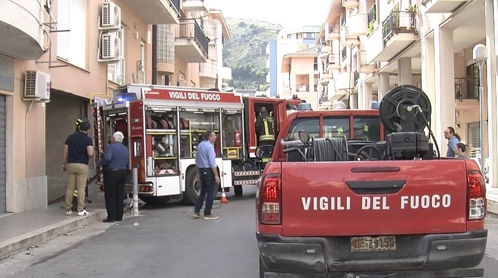 Incendio in un box-garage ad Alcamo, vigili del fuoco evitano danni ad autovetture