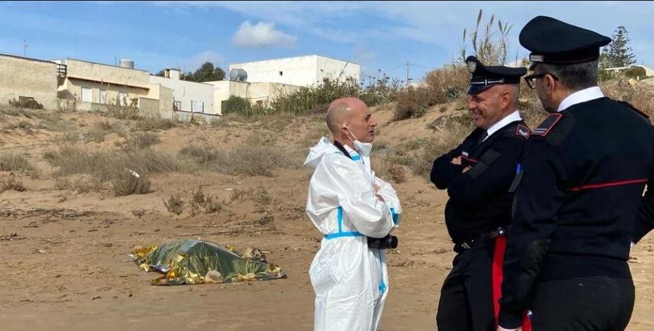 Correnti in mare trascinano corpo di un uomo sulla battigia di Triscina, forse un altro migrante
