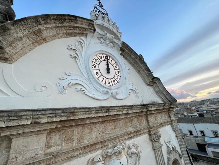Torna in funzione l’orologio della chiesa del Collegio di Alcamo. Opera di Danilo Gianformaggio