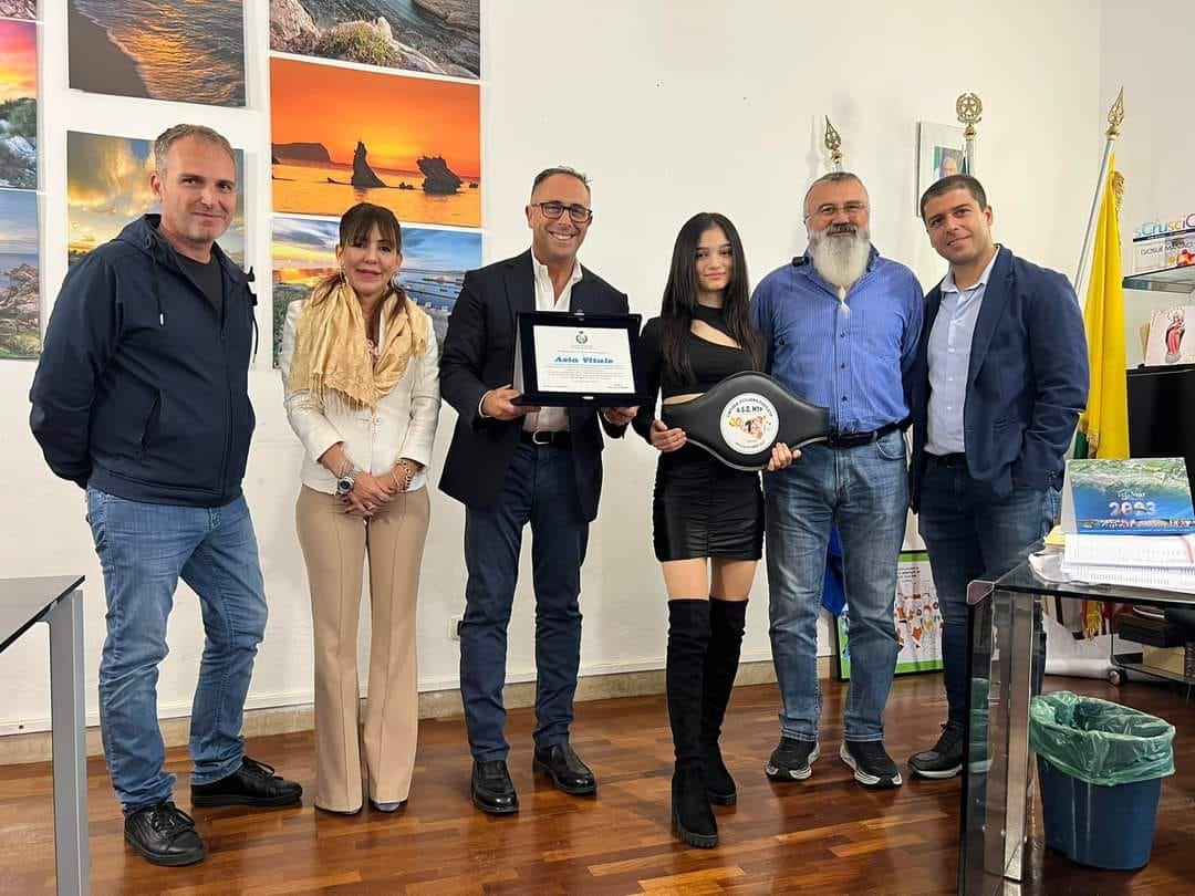 Riconoscimenti a giovane campionessa di boxe, amministrazione di Terrasini dona targa ad Asia Vitale