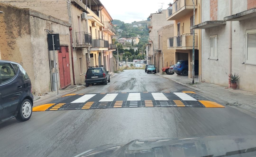 Lavori sulle strade di Calatafimi Segesta, realizzato passaggio pedonale rialzato