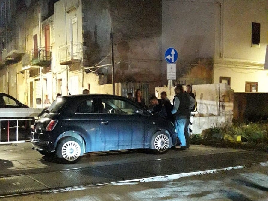 Auto bloccata su passaggio a livello a Castelvetrano, paura per una donna