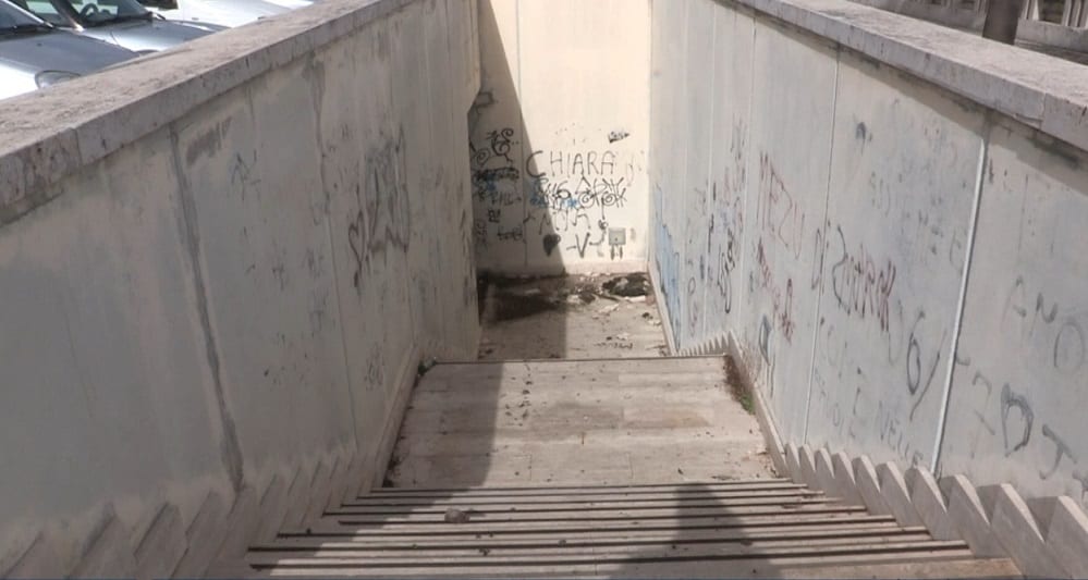 Parcheggio interrato di Alcamo, ingressi diventano discariche e orinatoi. Uno scempio vergognoso