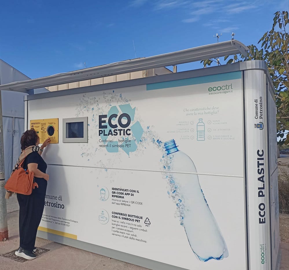 Nuovo eco-compattatore 'Magiaplastica' a Petrosino, per riciclo bottiglie in PET